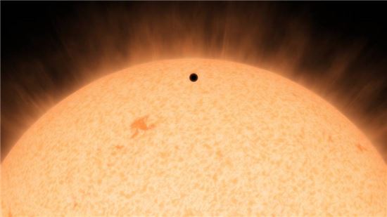 ▲데이터를 토대로 인위적으로 묘사한 'HD 219134b' 행성(작은 검은 점)과 항성.[사진제공=NASA]