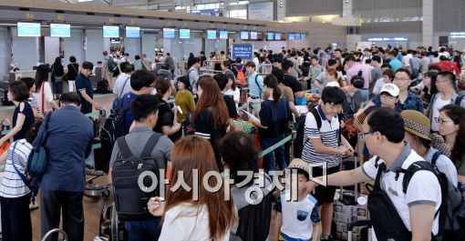 [포토]출국 수속을 기다리는 많은 여행객