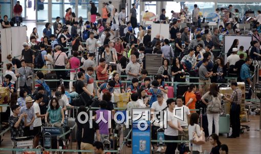 [포토]휴가철 맞아 여행객들로 붐비는 인천공항