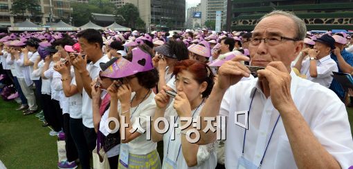[포토]서울광장에서 울린 하모니카 소리