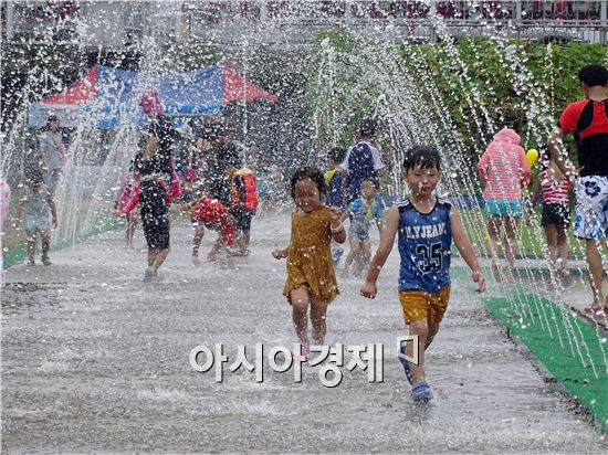 [포토]장흥 물축제 즐기는 어린이들