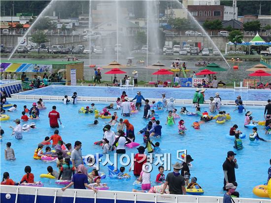 [포토]장흥 물축제 인파 북적
