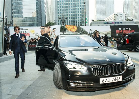BMW 그룹 코리아는 '미션임파서블:로그네이션' 홍보를 위해 방한한 톰 크루즈와 출연진에게 BMW 7시리즈를 공식 의전 차량으로 지원했다. / 

