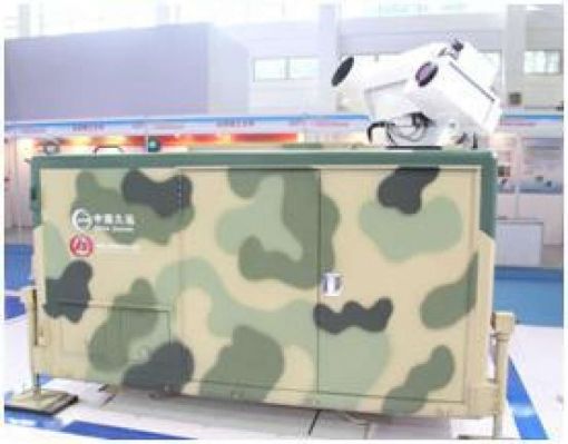 중국은 저고도로 저속 비행하는 드론 등을 격추하기에 적합한 레이저포를 개발해 최근 베이징에서 열린 무기박람회에서 공개했다.