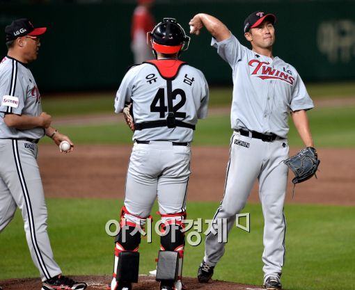 [포토]김광삼, '1056일만의 피칭은 여기까지…'