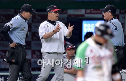 [포토]심판에 어필하는 LG 양상문 감독