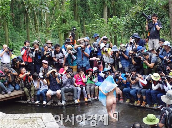 [포토]장흥 편백숲 누드모델에 쏠린 사진동인인들