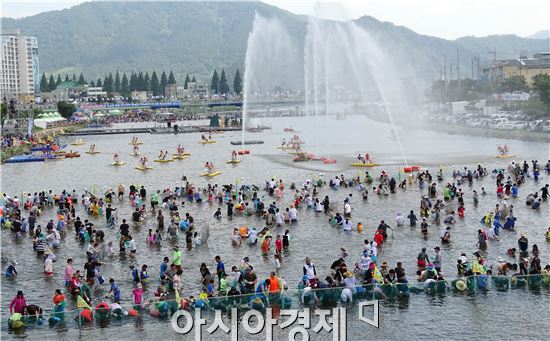 [포토]장흥 탐진강, "민물고기 반· 사람반"