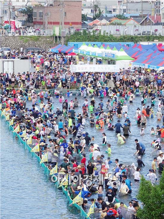 연일 30℃를 웃도는 찜통더위가 기승을 부리고 있는 가운데 1일  제8회 정남진 장흥 물축제가 열리고 장흥군 탐진강변에 휴가철을 맞아 전국에서 수많은 관광객들이 찾아와 인산인해를 이루었다. 이날 민물고기 잡게 체험장인 탐진강에 수많은 관광객들이 참여해 물고기를 잡으면서 한여름 무더위를 식히고 있다. 

장흥물축제는 7월 31일부터 8월 6일까지 탐진강과 우드랜드 일원에서는 ‘물과 숲 - 休’의 주제로 제8회 정남진 장흥 물축제가 개최된다.
