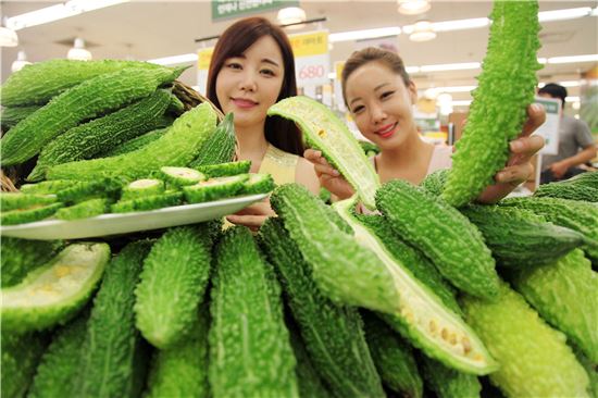 [포토]이마트 "못난이 여주로 여름철 건강 챙기세요"