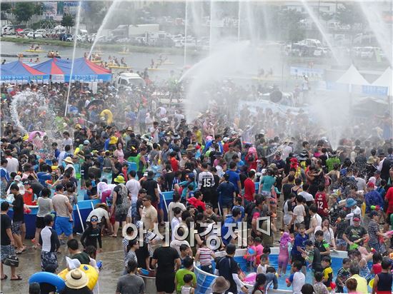 [포토]장흥 물축제 지상최대 물싸움 피서객 인기 폭발