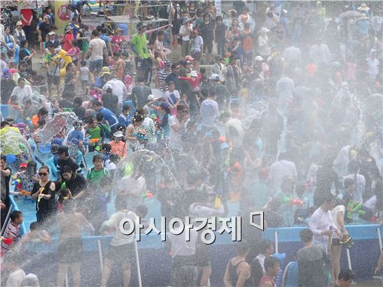[포토]장흥 물축제 최고 절정~피서객 인산인해