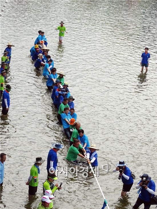 [포토]수상줄다리기하는 장흥군민들