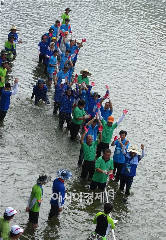 [포토]수중줄다리기 우승 환호하는 장흥군민들