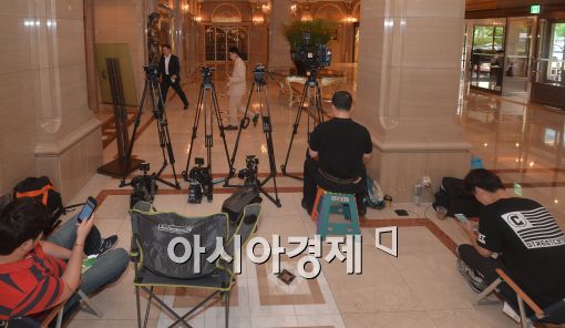 [포토]롯데호텔 앞에 몰린 취재진들