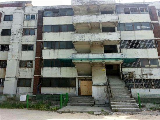 붕괴위험건물(E급) 서대문구 금화시범아파트 철거