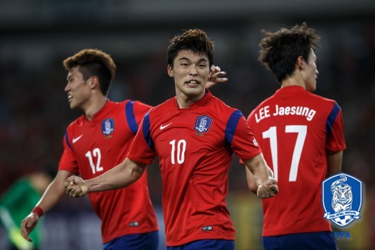 축구대표팀 공격수 이종호(가운데)가 2015 동아시아축구연맹(EAFF) 선수권대회 중국과의 1차전에서 쐐기 골을 넣은 뒤 환호하고 있다.[사진=대한축구협회 제공]