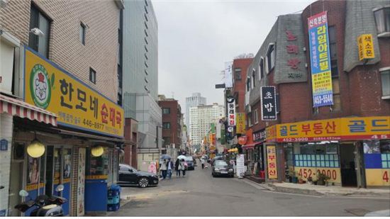 공중선을 걷어내니 투명한 하늘 보여 