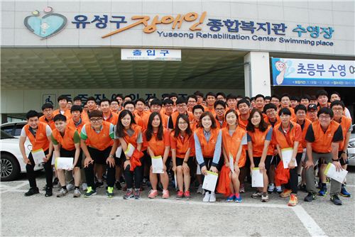 ▲㈜한화 2015년 상반기 신입사원 62명은 지난 8월 2일 신입사원 연수과정 중 유성구장애인종합복지관(대전시 유성구 죽동 소재)을 방문하여 봉사활동을 실시했다. 