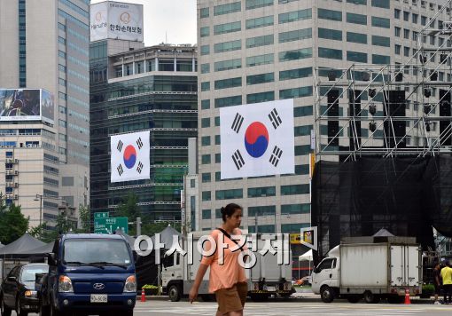 [타타타] 건물마다 대형 태극기…애국 마케팅의 빛과 그림자