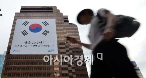[타타타] 건물마다 대형 태극기…애국 마케팅의 빛과 그림자
