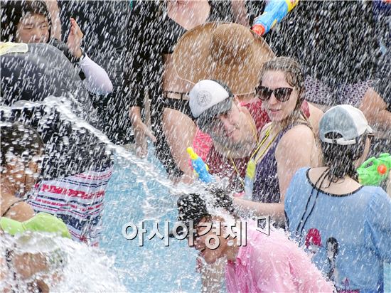 장흥 물축제장을 찾은 외국인 관광객들이 물놀이를 하면서 더위를 식히고있다.
