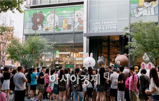 라인(LINE)의 자회사 '라인프렌즈(LINE FRIENDS)'가 지난달 31일 중국 상하이에서 첫 정규매장 '라인프렌즈 카페&스토어'를 오픈했다.(사진제공 : 라인)
