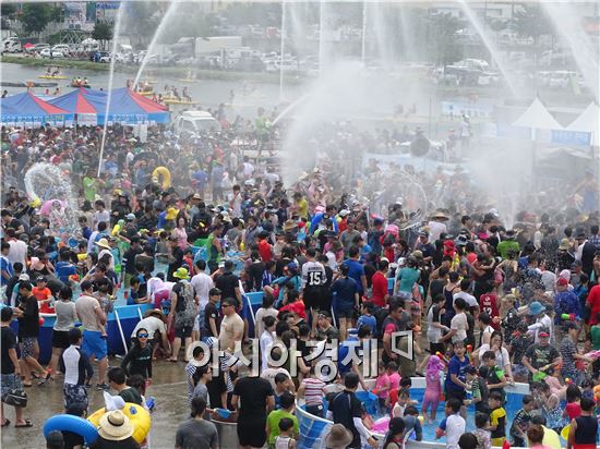 [포토]장흥 물축제장에서 무더위 식히는  피서객들