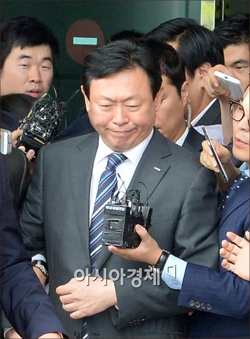 [포토]굳게 입다문 신동빈 롯데 회장