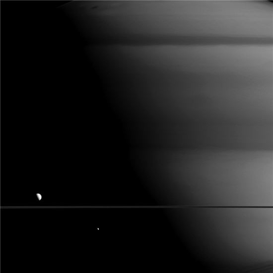 ▲거대한 토성을 배경으로 디오네(왼쪽)와 미마스의 모습이 보인다.[사진제공=NASA]