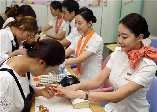 제주항공 사내 네일숍 개장 "예쁜 손으로 모십니다"