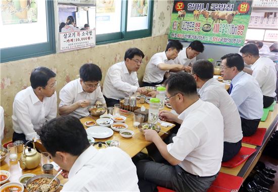 손교덕 경남은행장(뒷줄 왼쪽 세번째)이 임원 및 본부 부서장 등 40여명과 경남 창원시 의창구 소재 소답시장 식당에서 소머리 국밥으로 점심 식사를 하고 있다.(자료:경남은행) 