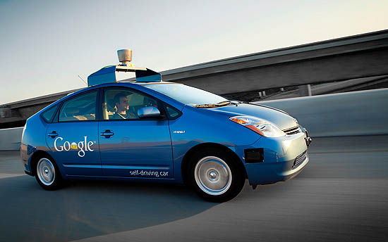 구글 직원이 무인차(self-driving car)를 시험운행하고 있다.