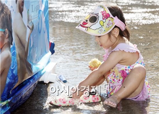 [포토]피서 즐기는 여유로운 어린이