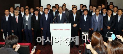 롯데그룹 계열사 사장단이 4일 제2롯데월드 타워에서 긴급 회의를 갖고 신동빈 회장 지지를 선언했다. 