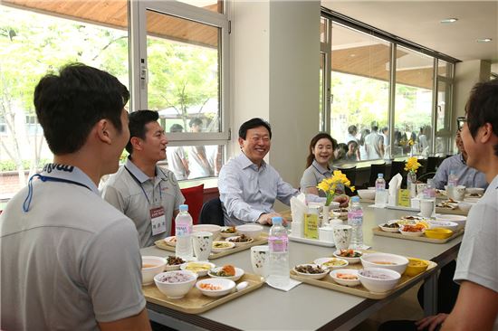 4일 신동빈 롯데 회장(정면 가운데)가 2015 신입사원들과 점심을 먹고 있다.
