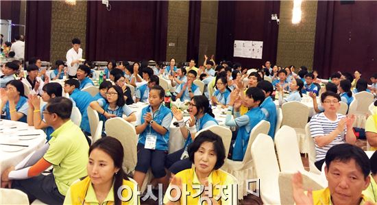 전라남도교육청(교육감 장만채)이 여름방학 기간 동안 중학교 2학년을 대상으로 운영하는 ‘창의 체험학교’인 선상무지개학교가 3일 오전 중국 상하이에 도착해 현지 교민들의 큰 환영 속에 3박 4일의 일정을 시작했다.
