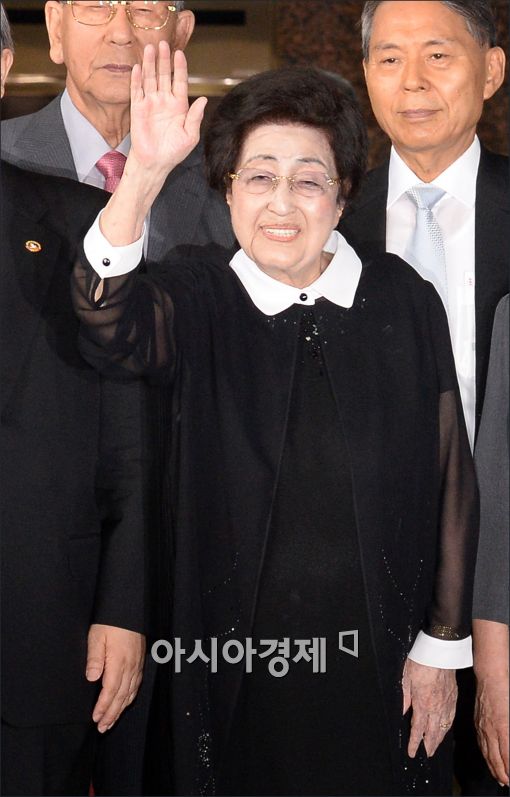 [포토]손 흔드는 이희호 여사