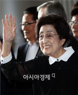 [YS 서거] 이희호 "김영삼 서거, 애도…대한민국 변화시킨 대통령"