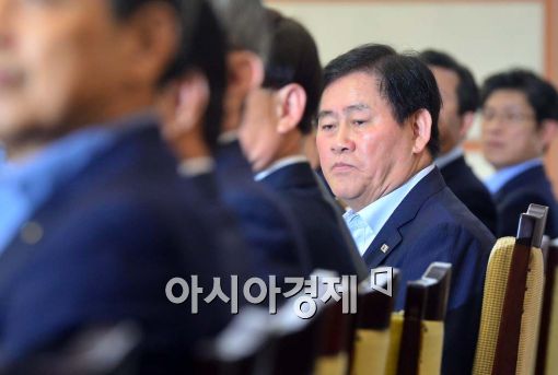 [포토]생각이 많은 최경환 부총리 