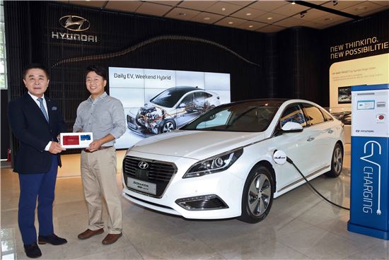 현대차, 쏘나타 플러그인 하이브리드 1호차 전달