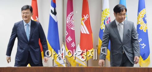 [포토]자리로 향하는 한일 국방 관계자들