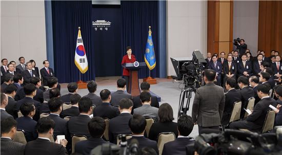 박근혜 대통령이 지난 1월 12일 청와대 춘추관에서 신년구상 발표 및 기자회견을 열고 있다.(사진제공 : 청와대)