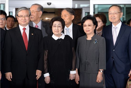 이희호 여사 방북 첫 일정 소화…평양산원·옥류 아동병원 방문