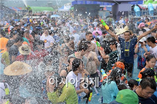 [포토]무더운엔 역시 장흥물축제가 최고여~