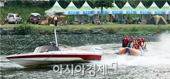 불볕더위가 기승을 부리고 있는 5일 장흥물축제를 찾은 관광객들이 탐진강을 시원하게 가르며 바나나 보트를 타고 있다. 개최 이래 최고의 성과를 올린 정남진 장흥물축제는 오는 6일 대단원의 막을 내린다.
