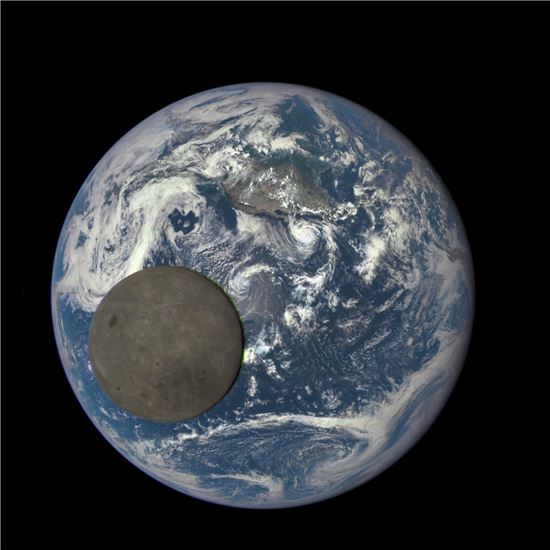 ▲달이 지구 앞을 지나고 있다. 달의 뒷면이 보인다.[사진제공=NASA]