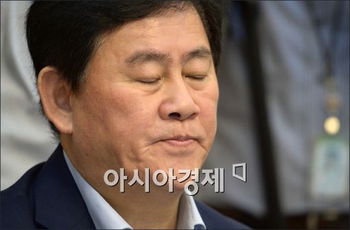 [포토]눈 감은 최경환 부총리