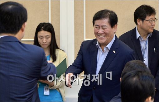 [포토]인사하는 최경환·정희수