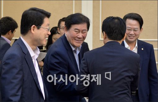 [포토]세제 당정 참석하는 최경환 부총리